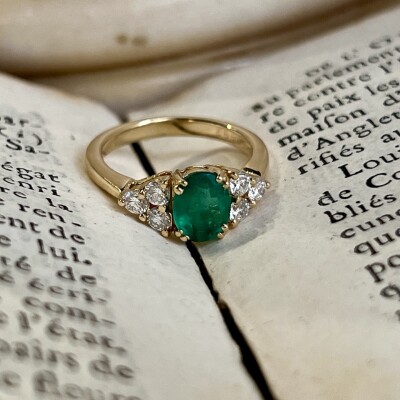Bague en or jaune, émeraude de taille ovale de 1 carat et diamants
