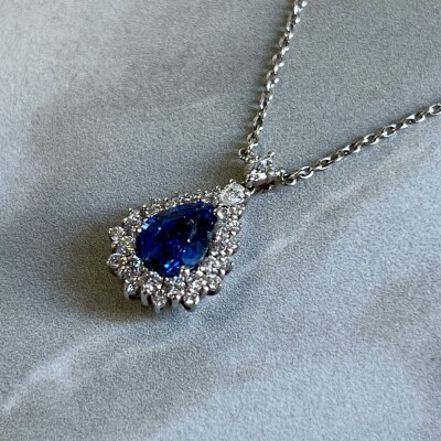 Collier en or blanc, saphir de taille poire de 2,36 carats et diamants pour 0,75 carat