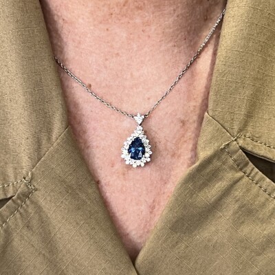 Collier en or blanc, saphir de taille poire de 2,36 carats et diamants pour 0,75 carat