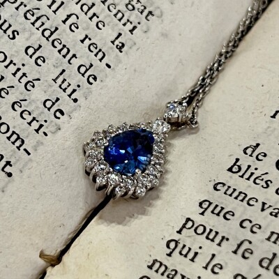 Collier en or blanc, saphir de taille poire de 2,36 carats et diamants pour 0,75 carat