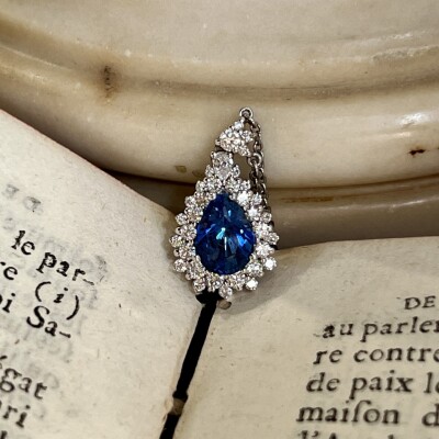 Collier en or blanc, saphir de taille poire de 2,36 carats et diamants pour 0,75 carat