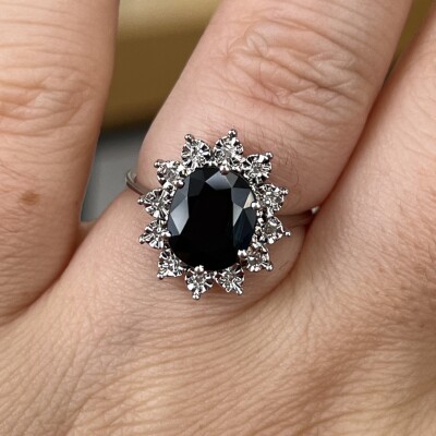 Bague Marguerite en or blanc, saphir de taille ovale de 2,25 carats et diamants pour 0,10 carat