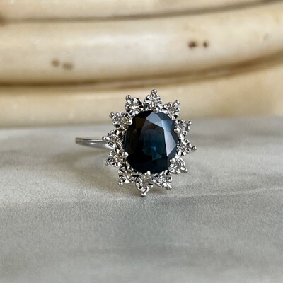 Bague Marguerite en or blanc, saphir de taille ovale de 2,25 carats et diamants pour 0,10 carat
