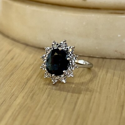Bague Marguerite en or blanc, saphir de taille ovale de 2,25 carats et diamants pour 0,10 carat