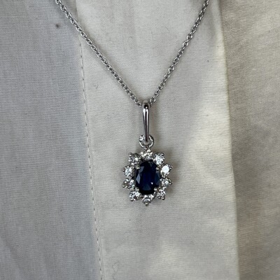 Collier en or blanc, saphir de taille ovale de 0,80 carat et diamants pour 0,50 carat