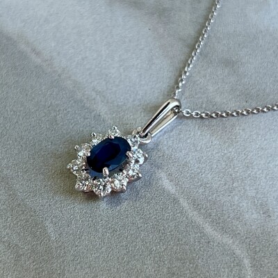 Collier en or blanc, saphir de taille ovale de 0,80 carat et diamants pour 0,50 carat