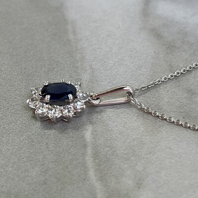 Collier en or blanc, saphir de taille ovale de 0,80 carat et diamants pour 0,50 carat