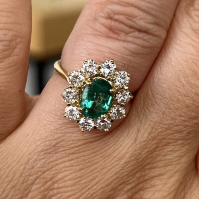 Bague Marguerite en or jaune, émeraude de taille ovale de 1,20 carat et diamants pour 1,20 carat
