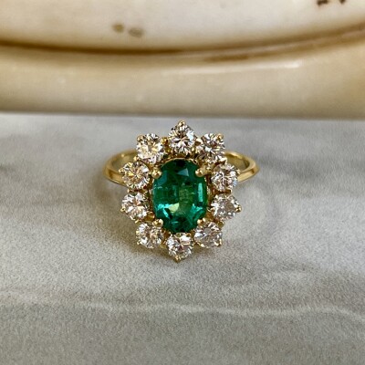 Bague Marguerite en or jaune, émeraude de taille ovale de 1,20 carat et diamants pour 1,20 carat
