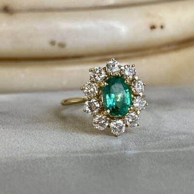 Bague Marguerite en or jaune, émeraude de taille ovale de 1,20 carat et diamants pour 1,20 carat