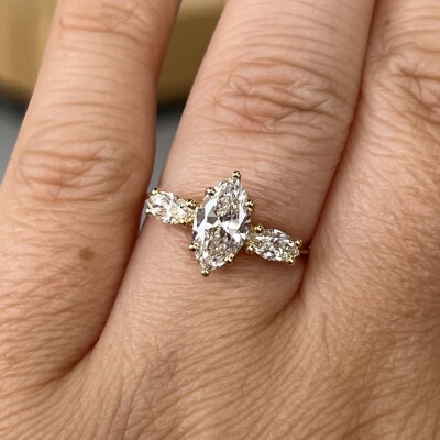 Bague en or jaune, diamant de taille marquise de 1 carat et diamants de taille marquise pour 0,60 carat