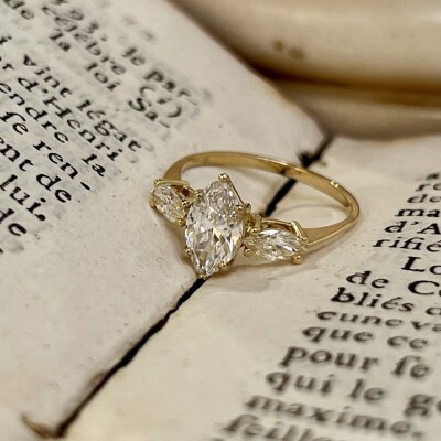 Bague en or jaune, diamant de taille marquise de 1 carat et diamants de taille marquise pour 0,60 carat