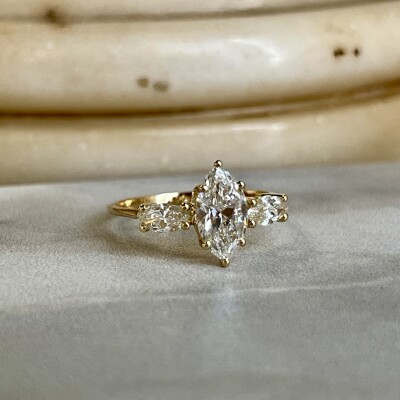 Bague en or jaune, diamant de taille marquise de 1 carat et diamants de taille marquise pour 0,60 carat