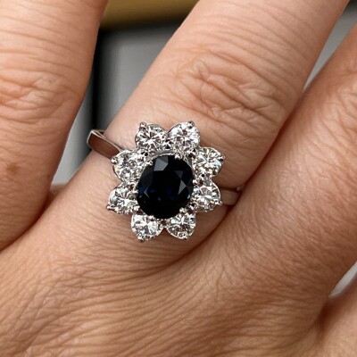 Bague Marguerite en or blanc, saphir de taille ovale de 1,40 carat et diamants pour 1,50 carat