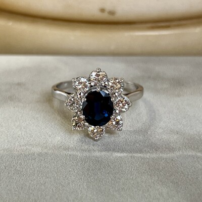 Bague Marguerite en or blanc, saphir de taille ovale de 1,40 carat et diamants pour 1,50 carat