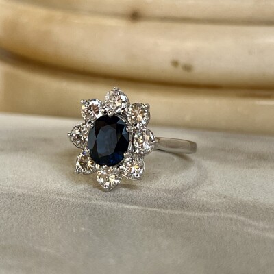 Bague Marguerite en or blanc, saphir de taille ovale de 1,40 carat et diamants pour 1,50 carat