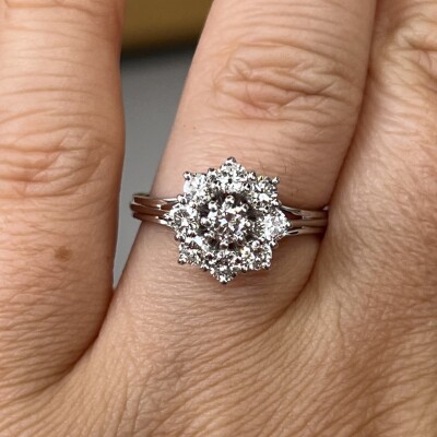 Bague Marguerite en or blanc, diamant central de 0,20 carat et diamants pour 0,80 carat