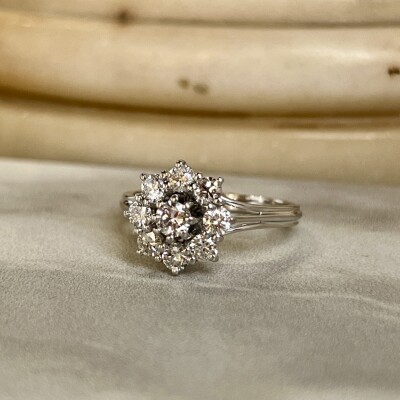 Bague Marguerite en or blanc, diamant central de 0,20 carat et diamants pour 0,80 carat