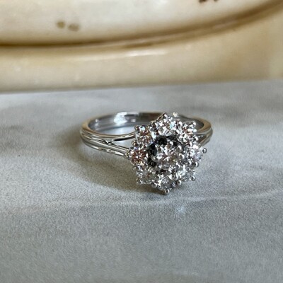 Bague Marguerite en or blanc, diamant central de 0,20 carat et diamants pour 0,80 carat