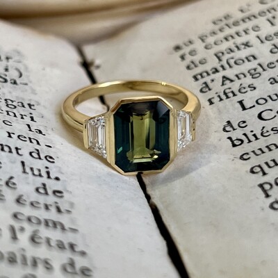 Bague Art Déco en or jaune, saphir teal non chauffé de taille émeraude de 4,07 carats et diamants tapers pour 0,55 carat