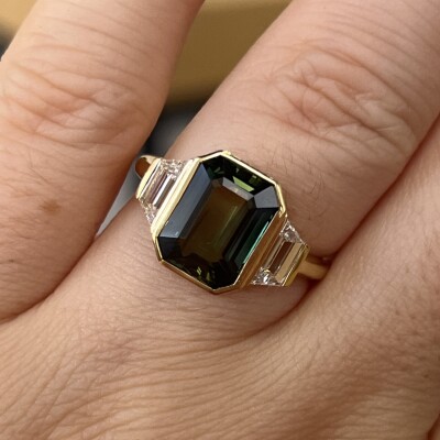 Bague Art Déco en or jaune, saphir teal non chauffé de taille émeraude de 4,07 carats et diamants tapers pour 0,55 carat