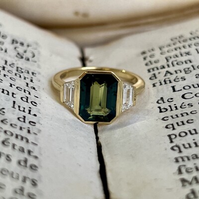 Bague Art Déco en or jaune, saphir teal non chauffé de taille émeraude de 4,07 carats et diamants tapers pour 0,55 carat