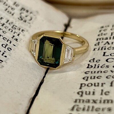 Bague Art Déco en or jaune, saphir teal non chauffé de taille émeraude de 4,07 carats et diamants tapers pour 0,55 carat