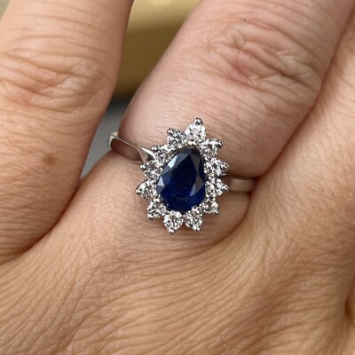 Bague Poire en or blanc, saphir de taille poire de 1,15 carat et diamants pour 0,60 carat