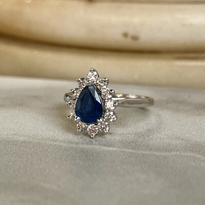Bague Poire en or blanc, saphir de taille poire de 1,15 carat et diamants pour 0,60 carat
