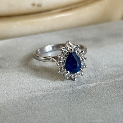 Bague Poire en or blanc, saphir de taille poire de 1,15 carat et diamants pour 0,60 carat