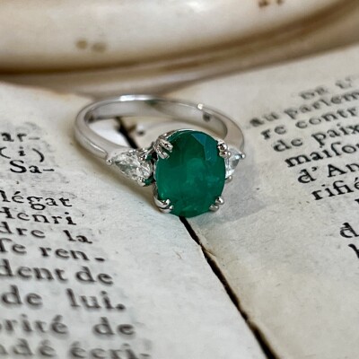 Bague en or blanc, émeraude de taille ovale de 2,40 carats et diamants de taille poire pour 0,50 carat