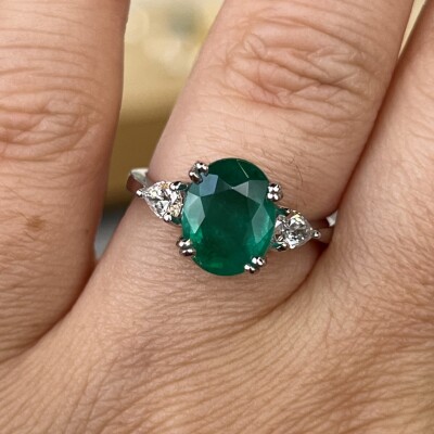 Bague en or blanc, émeraude de taille ovale de 2,40 carats et diamants de taille poire pour 0,50 carat