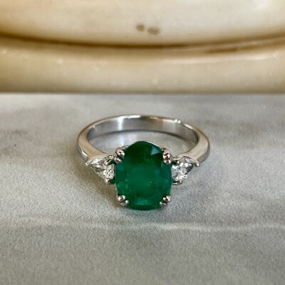 Bague en or blanc, émeraude de taille ovale de 2,40 carats et diamants de taille poire pour 0,50 carat