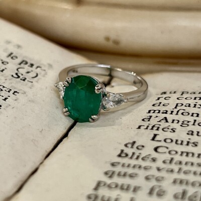 Bague en or blanc, émeraude de taille ovale de 2,40 carats et diamants de taille poire pour 0,50 carat