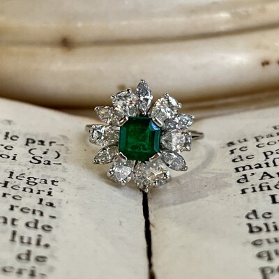 Bague en or blanc, émeraude de 1,40 carat, diamants de taille marquise pour 0,90 carat et diamants de taille poire pour 0,90 carat
