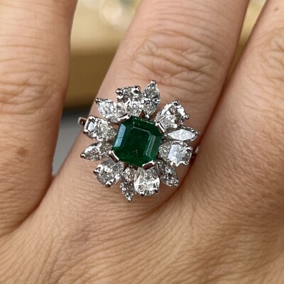 Bague en or blanc, émeraude de 1,40 carat, diamants de taille marquise pour 0,90 carat et diamants de taille poire pour 0,90 carat