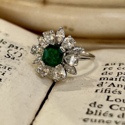 Bague en or blanc, émeraude de 1,40 carat, diamants de taille marquise pour 0,90 carat et diamants de taille poire pour 0,90 carat