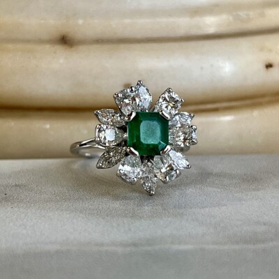 Bague en or blanc, émeraude de 1,40 carat, diamants de taille marquise pour 0,90 carat et diamants de taille poire pour 0,90 carat