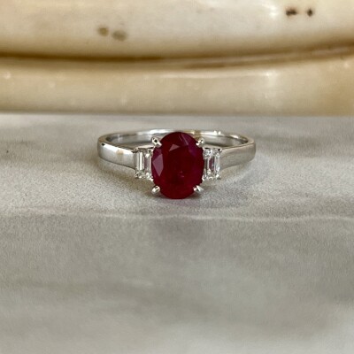 Bague en or blanc, rubis de taille ovale de 1,64 carat et diamants de taille émeraude pour 0,33 carat