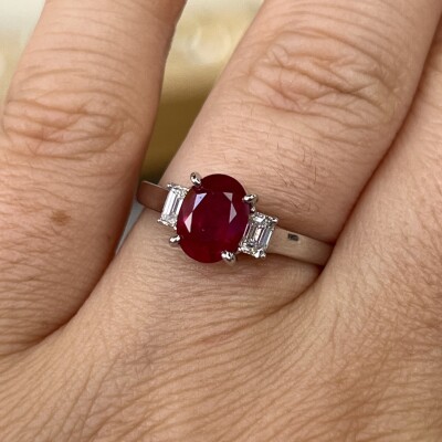 Bague en or blanc, rubis de taille ovale de 1,64 carat et diamants de taille émeraude pour 0,33 carat