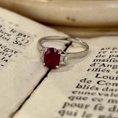 Bague en or blanc, rubis de taille ovale de 1,64 carat et diamants de taille émeraude pour 0,33 carat