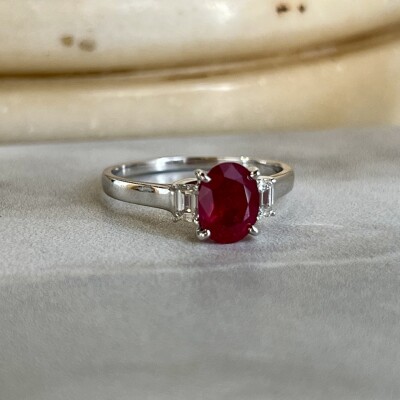 Bague en or blanc, rubis de taille ovale de 1,64 carat et diamants de taille émeraude pour 0,33 carat