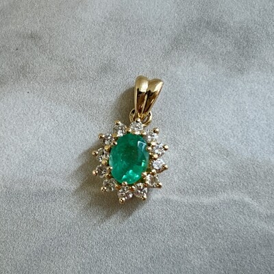 Pendentif en or jaune, émeraude de taille ovale de 1,41 carat et diamants pour 0,60 carat