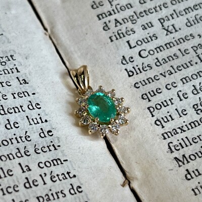 Pendentif en or jaune, émeraude de taille ovale de 1,41 carat et diamants pour 0,60 carat