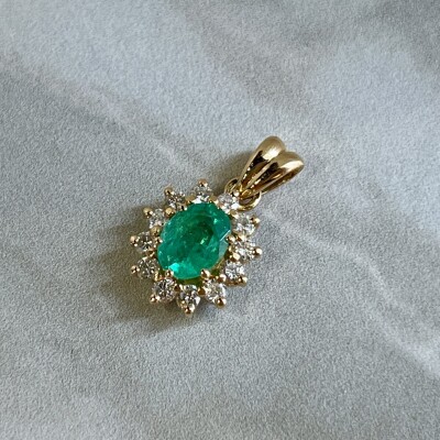 Pendentif en or jaune, émeraude de taille ovale de 1,41 carat et diamants pour 0,60 carat