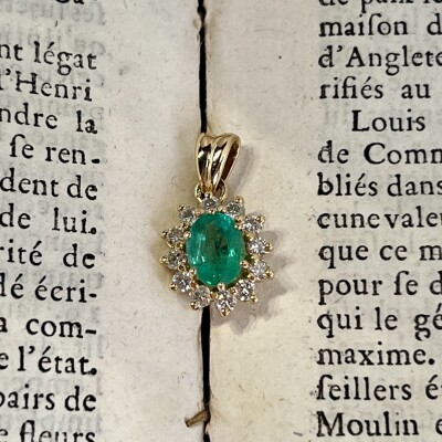 Pendentif en or jaune, émeraude de taille ovale de 1,41 carat et diamants pour 0,60 carat
