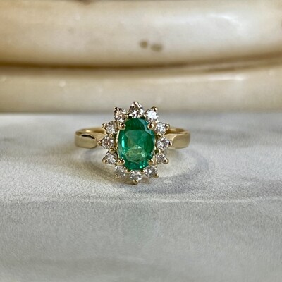 Bague Marguerite en or jaune, émeraude de taille ovale de 0,60 carat et diamants