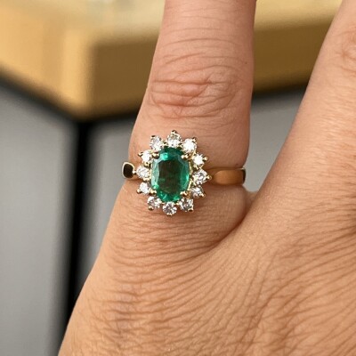 Bague Marguerite en or jaune, émeraude de taille ovale de 0,60 carat et diamants