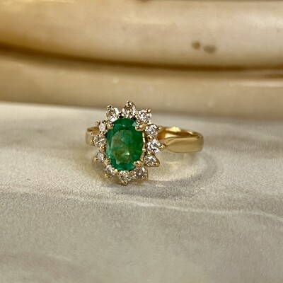Bague Marguerite en or jaune, émeraude de taille ovale de 0,60 carat et diamants