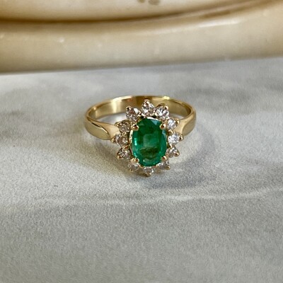 Bague Marguerite en or jaune, émeraude de taille ovale de 0,60 carat et diamants